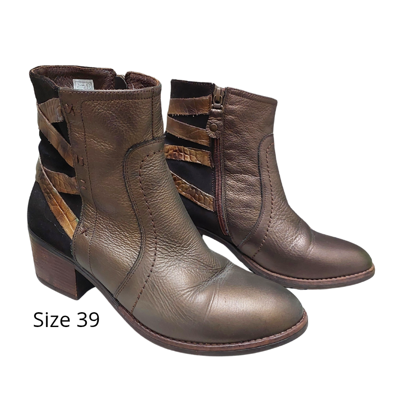 Sale Brown metalic leather boots, size 39/8