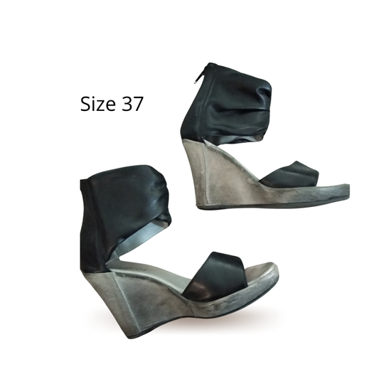 Arvin charcoal leather wedges, size 6