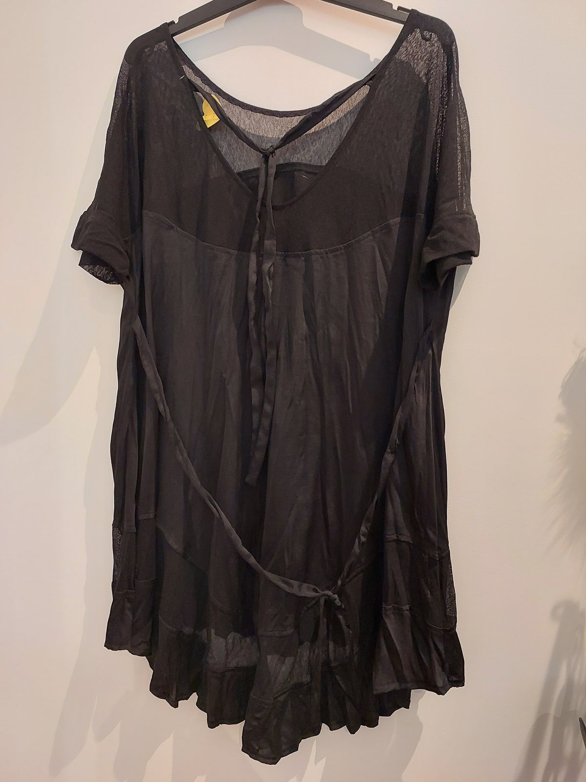 Annah S black top size XL/18