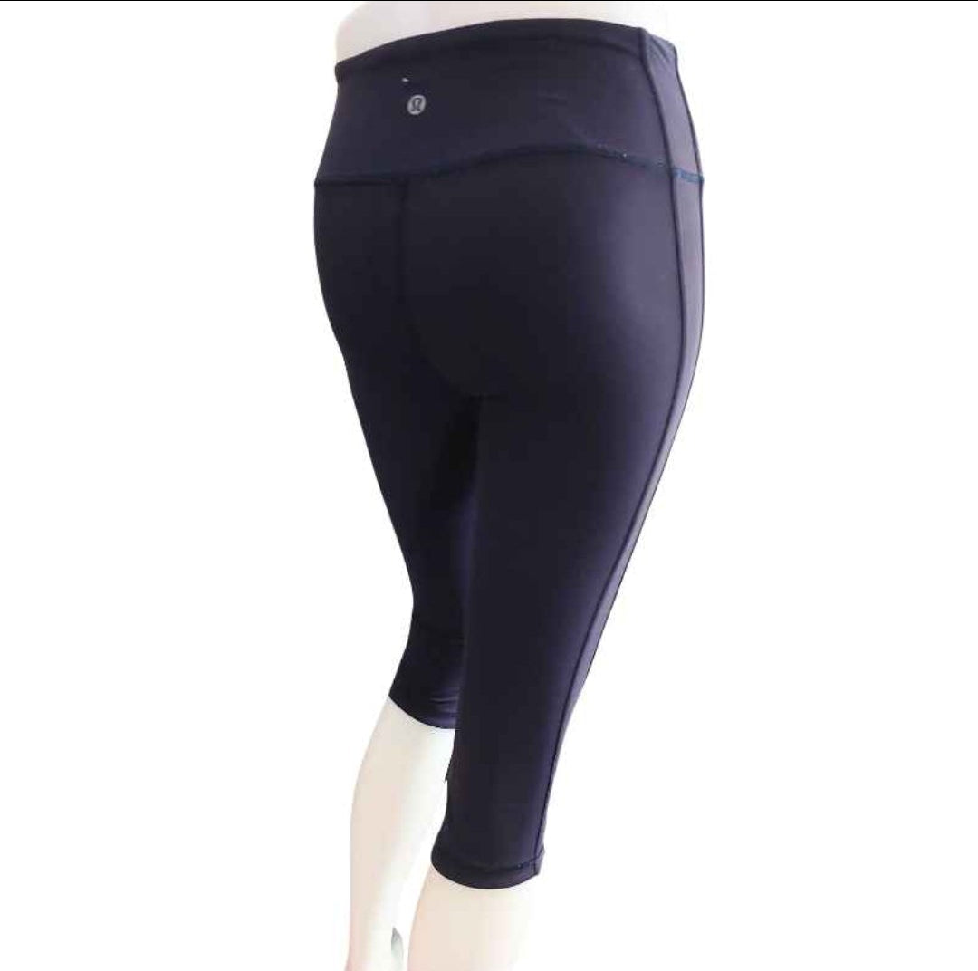 Lululemon navy blue sports 3/4 tights/leggings, size 4/8